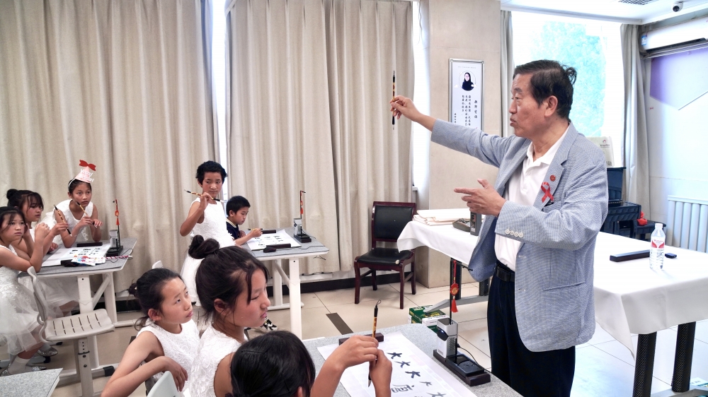 和同学互动.jpg