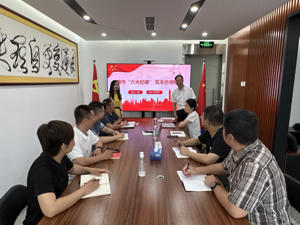 坐姿合影.jpg